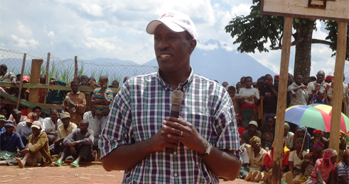 Senateri Ntawukuriryayo aganira n