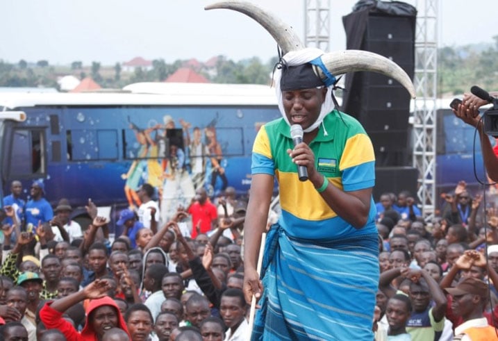 Senderi yaje yambaye amahembe y'inka n'inkoni abyina igishakamba.