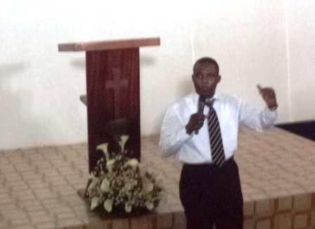 Pastor wa UCKG mu Rwanda,Ezekiel, ageza ijambo ku bitabiriye ibiganiro ‘Women