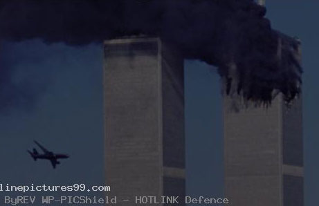 Iyi photo igaragaza imiturirwa ya World Trade Center ubwo umwe wari umaze kugongwa n'indege, undi nawe indege yenda kuvugonga.