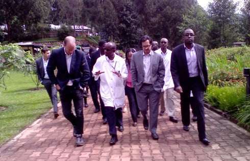 Sir Andrew Witty n'abandi bayobozi batemberezwa ibitaro bya Butaro bareba serivisi zihatangirwa.