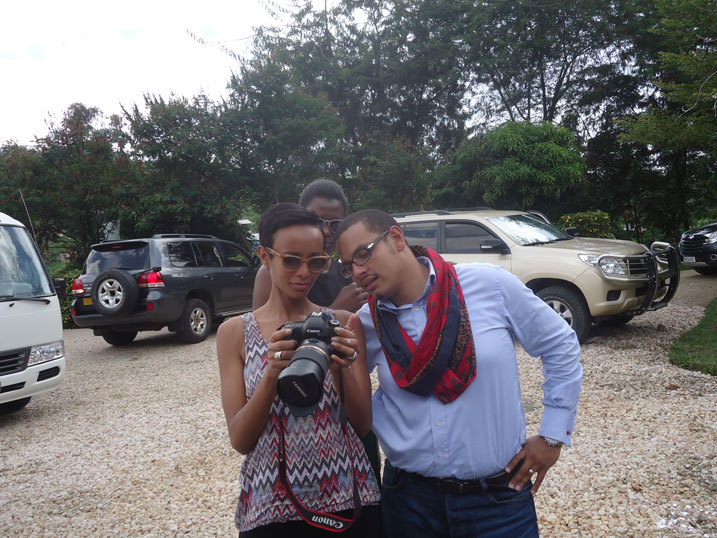 Sonia Roland areba amafoto bari bamaze gufata ku Rwibutso rwa Jenoside rwa Gatwaro mu Mujyi wa Kibuye.