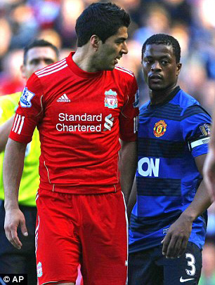 Suarez kandi yigeze no huhanishwa imikino umunani yatutse Patrice Evra ku bijyanye n'uruhu rwe.