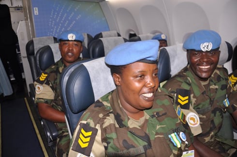 Sergent Murungi na bagenzi be mu ndege yabavanye mu butumwa muri Sudani.