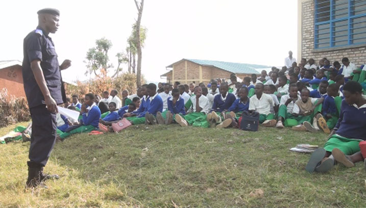 Supt Baramba Edouard aganiriza abanyeshuri ku byaha bitandukanye bagomba gutangaho amakuru igihe babibonye.