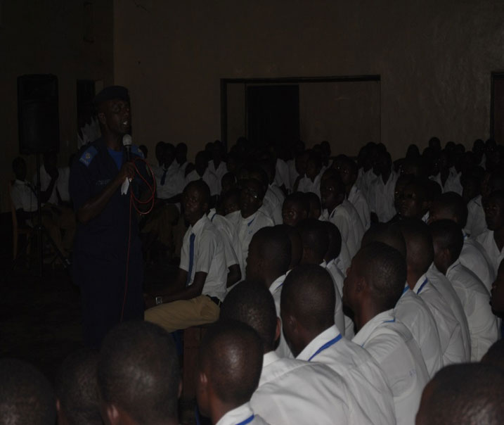 Supt Jules Rutayisiye ukuriye polisi mu karere ka Nyamasheke aganiriza abanyeshuri ku buryo bakwiye kwitwara bakurikije indangagaciro nyarwanda.