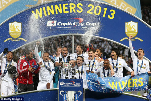 Abakinnyi ba Swansea bishimira igikombe cya "Carling Cup".