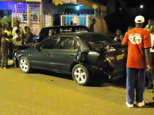 Tagisi yagonze ivatiri inyuma nayo igonga RAV 4.