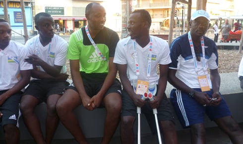 Umukinnyi Ndabimana Eric (ufite imbago) mbere y