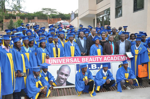 Icyiciro cya mbere cy'abarangije mu ishuri Universal Beauty Academy.