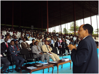 Prof. Rwigamba Balinda arasobanurira abarezi n'abanyeshuri ibyo ULK yagezeho 