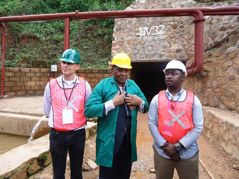 Minisitiri Evode Imena, Prof Ntumba Luaba wo muri ICGLR na Prof Roel Nieuwenkamp wo muri OECD, kuri mine ya Rutongo.