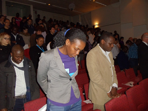 Bafashe umunota wo kwibuka Imbaga y'abazize Jenoside.