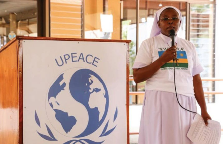 Mumbua Simon, umunyeshuri wa UPEACE ukomoka mu gihugu cya Kenya, aha ikaze abitabiriye umuhango wo kwibuka Abatutsi bazize Jenoside.