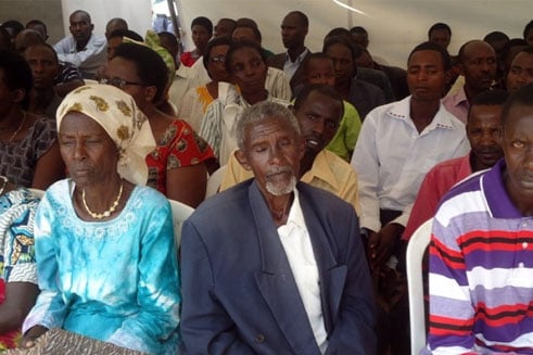 Abaturage bo mu karere ka Ruhango bari baje ari benshi kwakira urumuri rw'icyizere rutazima.