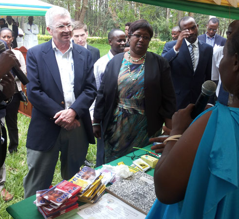 Minisitiri w'ubuzima Dr Agnes Binagwaho na Ambassaderi wa America mu Rwanda basobanurirwa n'abajyanama b'ubuzima uko bafasha abarwayi mu kwirinda Malaria no kuyivura itarakomera.