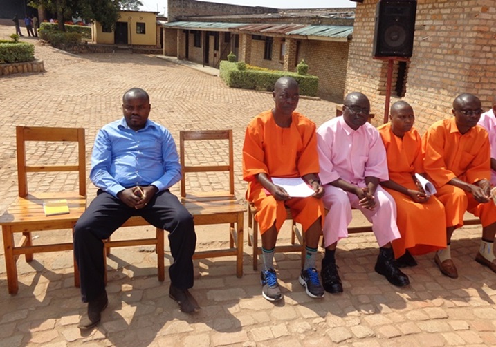 Ubanza Nyandwi Athanase ushinzwe kugorora n'uburenganzira bwa muntu, ari hamwe n'abayobozi ba Club anti-crime.