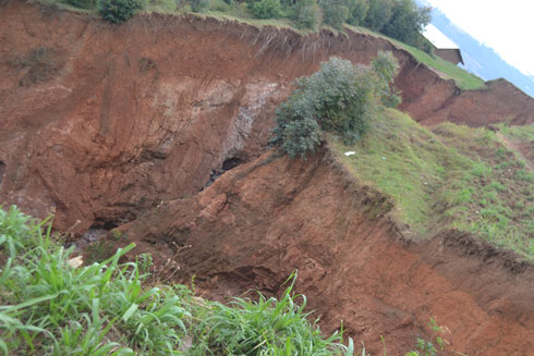 Amazi yasatuye ubutaka bwegereye inkambi ya Gihembe.