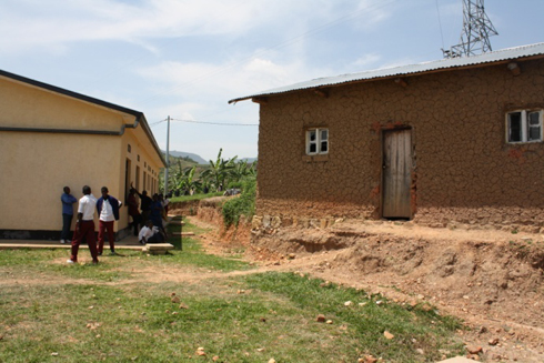Ubuyobozi burateganya kuzasenya iyi nzu kuko yegereye cyane ibiro by'umurenge.