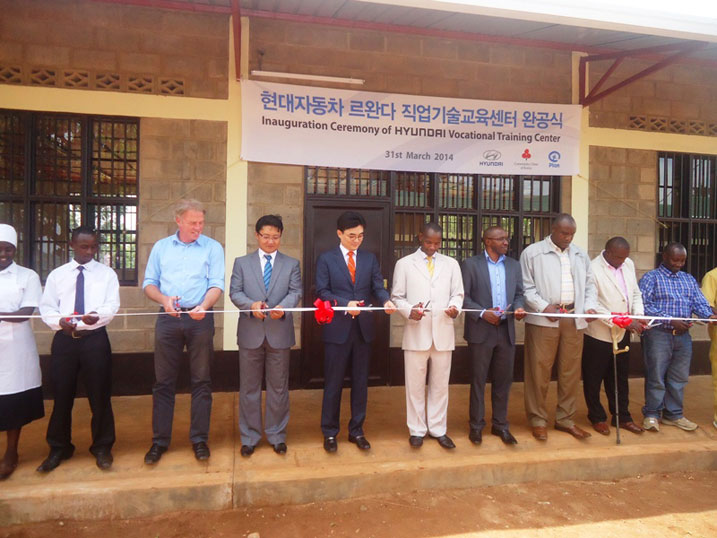 Ubuyobozi bwa HYUNDAI, ubwa Plan International Rwanda, ubw'akarere ka Rwamagana n'abanyeshuri bafungura ku mugaragaro Ishuri ry'Imyuga rya Rubona.