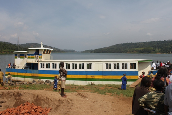 Ubwato busigaye buhagarara no mu karere ka Rutsiro bugatwara abagenzi n