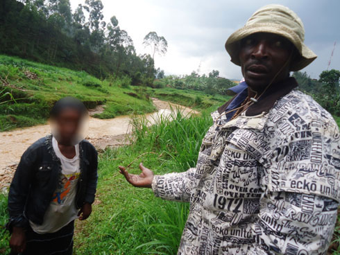 Ubwo Bapfaguheka yinikaga Uwizeyimana mu mugezi.