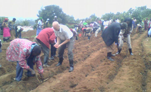 Ubwo hatangizwaga umushinga wo kwihaza mu biribwa ndetse no kurwanya imirire mibi batangiye batera imwe mu myaka mu mirima bereka abahawe imbuto uko bagomba kuzitera bya kijyambere.