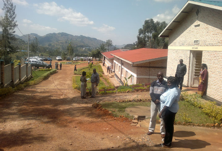 Ubwo umukozi ugezweho yabaga ari gusobanura umuhigo abandi bakozi b'akarere ka Burera babaga bari hanze barindiriye ko nabo bagerwaho.