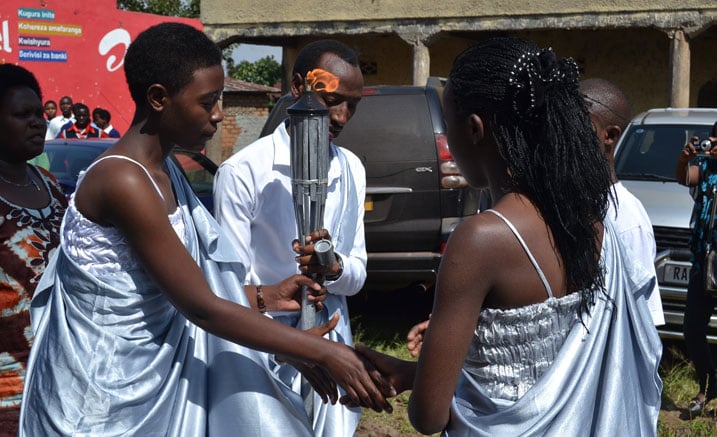 Ubwo urubyiruko rwo mu karere ka Musanze rwashyikirizaga Urumuri Rutazima urubyiruko rwo mu karere ka Burera.