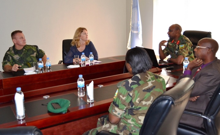 Ubwo Umuyobozi wa Rwanda Peace Academy Col. Rutaremara asobanura imikorere y'iryo shuri.