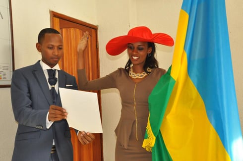 Ubwo basezeranaga imbere y'amategeko muri Ambassade y'u Rwanda mu Burundi.