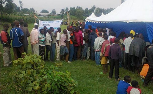 Ubwo hatangizwaga iyo kampanye abantu bapimwe virusi itera SIDA. Aba bari ku murongo bategereje kwipimisha.