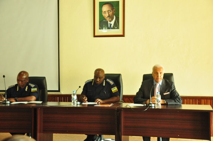 Uhagarariye ishami ry'umuryango w'abibumbye ryita ku mpunzi (UNCHR) n'abayobozi ba Polisi.