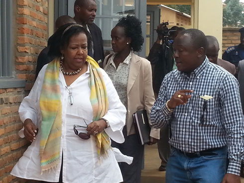 Uhagarariye UNHCR mu Rwanda asura inyubako yatashywe.
