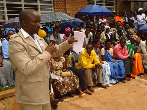 Uhagarariye Abacitse ku icumu mu karere ka Kayonza asaba abaturage kugira ubutwari bwo kugaragaza aho imibiri y