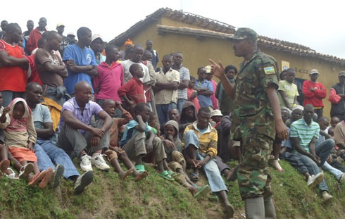 Uhagariye inzabo mu karere ka Ruhango Major Paul Murindwa asaba abaturage gukaza umutekano mu minsi mikuru.