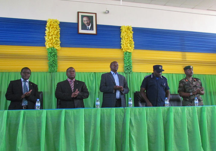 Uhereye ibumoso: Umuyobozi w'akarere ka Gakenke, Guverineri w'intara y'Amajyaruguru, Minisitiri w'ubutegetsi bw'igihugu, Umukuru wa Polisi y'u Rwanda hamwe n'umukuru w'ingabo mu ntara y'Amajyaruguru.