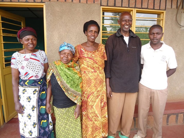 Uhereye i bumoso ni bashiki ba Niyoyita Babiri, Murebwayire Annoncee, John Rurangirwa wagize uruhare mu guhuza imiryango yombi n'umuhungu wa Niyoyita (iburyo).