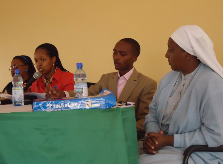 Uhereye iburyo ni umuyobozi wa FAWE Girls School, abakozi ba MIGEPROF batanze ibiganiro n'umukozi w'akarere ka Kayonza ushinzwe uburinganire n'iterambere ry'umuryango.