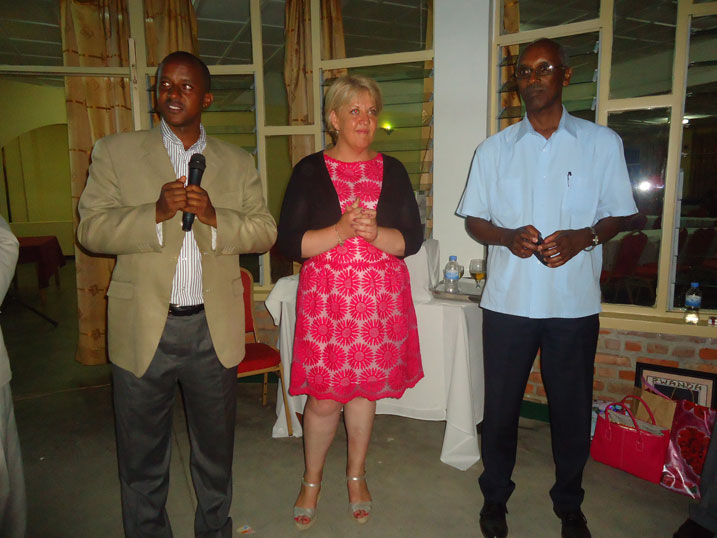 Uhereye kuri Mayor Kayumba Bernard ufite micro, ukurikiyeho ni Maire wa Komini ya Dieulefit hagakuriraho Hon. Ezechias Rwabuhihi.
