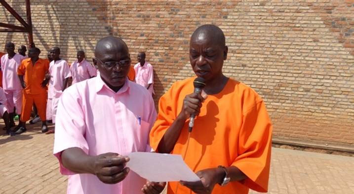 Uhereye iburyo Ruzigana Emmanuel uhagarariye Club anti-crime.