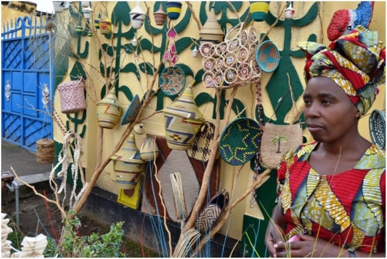 Ujeneza akora ibintu byinshi bitandukanye akoresheje ibikoresho biboneka hafi ye.