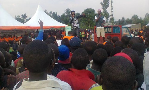 Umuhanzi Jay Polly nawe yasusurukije abari baje gutangiza kampanye yo gukangurira urubyiruko kwirinda SIDA.