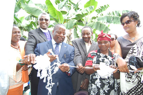 Umubyeyi wahawe inka avuga ko ari ibitangaza bimubayeho.