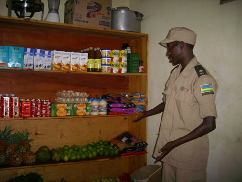 Umucungagereza wa gereza ya Nyanza yerekana bimwe mu biribwa bihabwa imfungwa zo muri Sierra Leone.