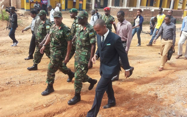 Umugaba mukuru w'Ingabo za RDF, Gen.Patrick Nyanvumva(Hagati) n'abayobozi batandukanye b'ingabo ubwo batemberezaga abanyamakuru k'umupaka wa Kagitumba aho urugamba rwo kubohora u Rwanda rwatangiriye.