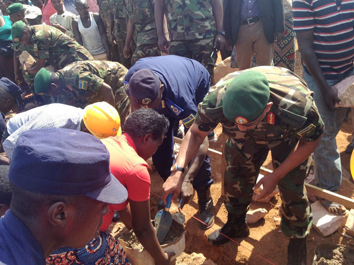 I Kicukiro mu mujyi wa Kigali, kubohora Abaturarwanda indwara byayobowe na Jenerali Patrick Nyamvumba, umugaba mukuru w'ingabo, aho yashyize ibuye ry'ifatizo ahazubakwa ikigo nderabuzima./Foto: Emmanuel N. Hitimana
