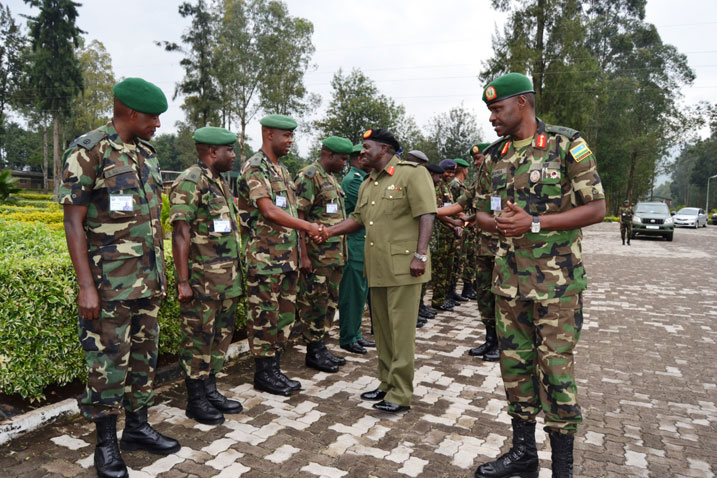 Umugaba mukuru wa UPDF asuhuza abasirikare bakuru biga ku ishuri rya Nyakinama.