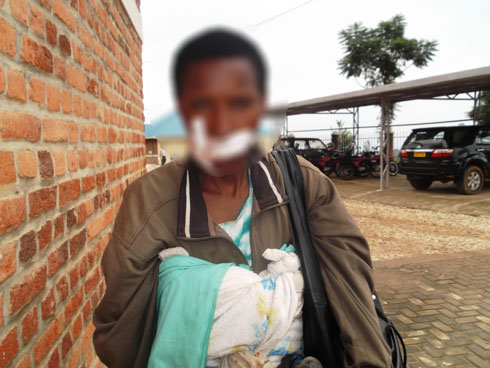 Umugabo we yarumye inshuro ebyiri ku munwa akaba ngo yarashakaga kumuruma umuhogo.