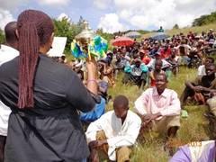 Umuyobozi wungirije wa njyanama y'akarere ka Gisagara amurikira abaturage igikombe bahawe kubera bikorwa byo kurwanya isuri.